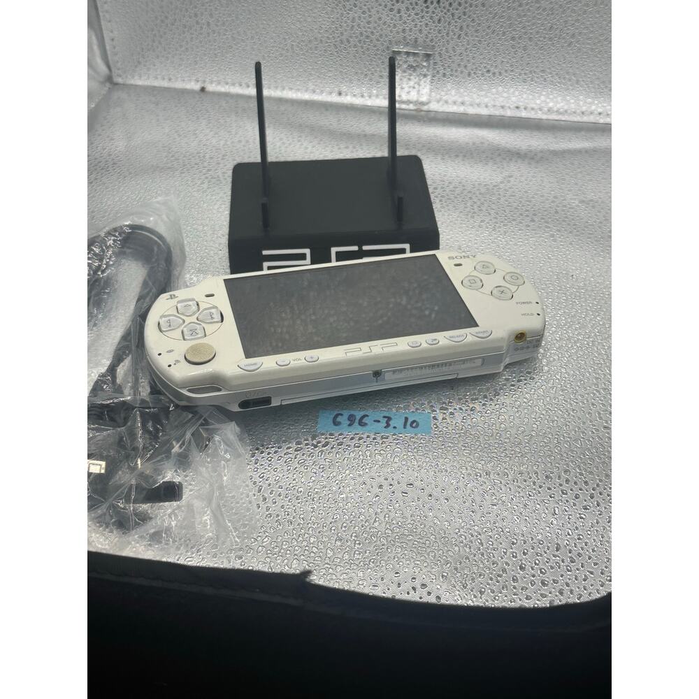 White psp 2000 w/charger & new battery - Picture 6 of 8